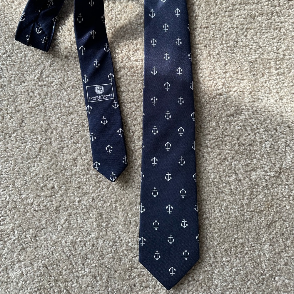 Gorgeous handmade 100% silk Haines & Bonner anchor tie from London